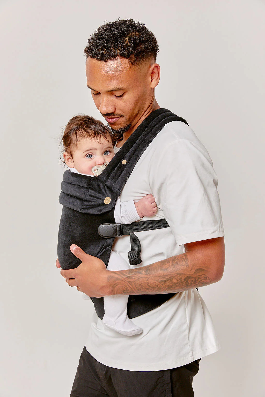 Bizzi Growin Nomad Air Baby Carrier - Panther Black Velvet