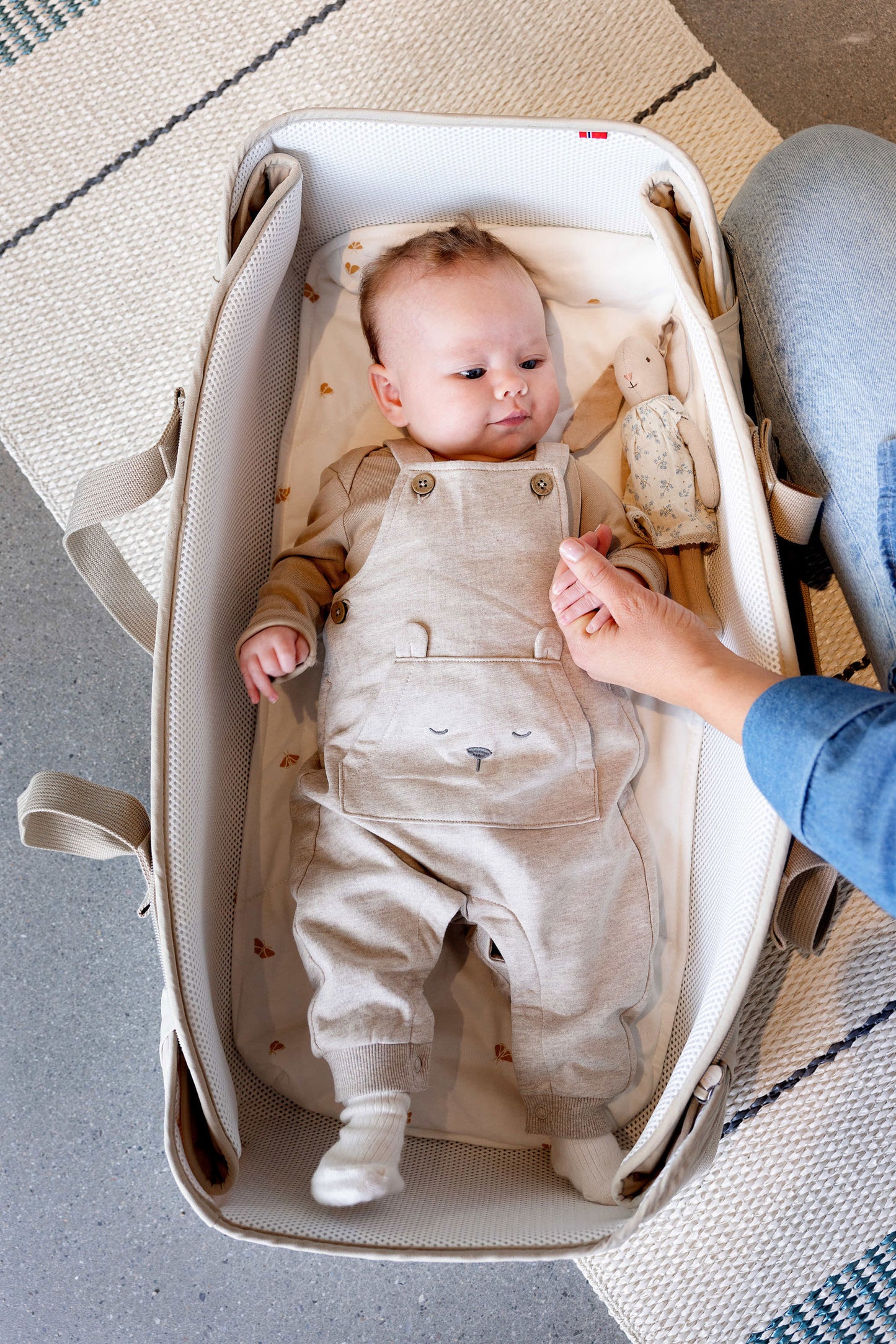 Voksi Carry Me Soft Carrycot - Seashell Sand