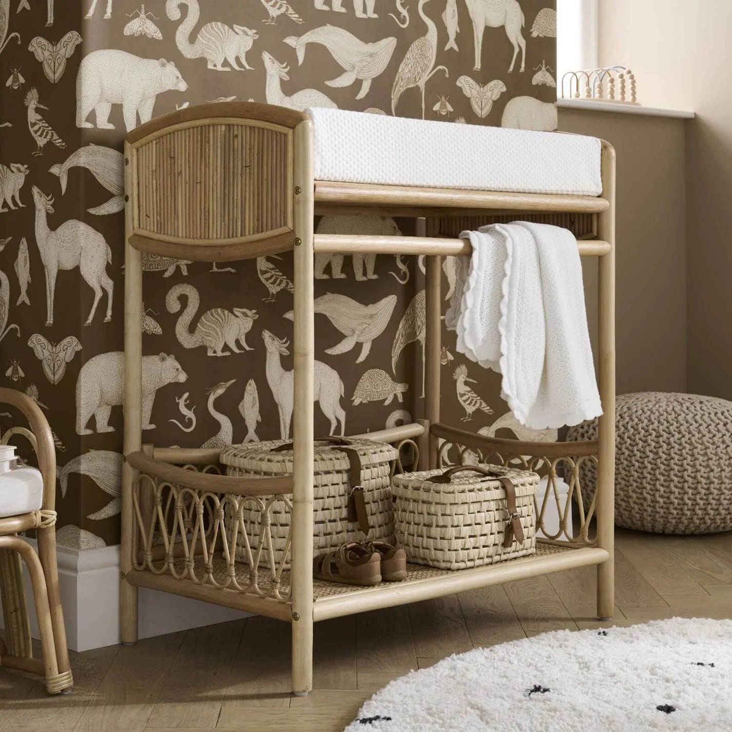 CuddleCo Aria Wave Changing Table with Hanging Rail